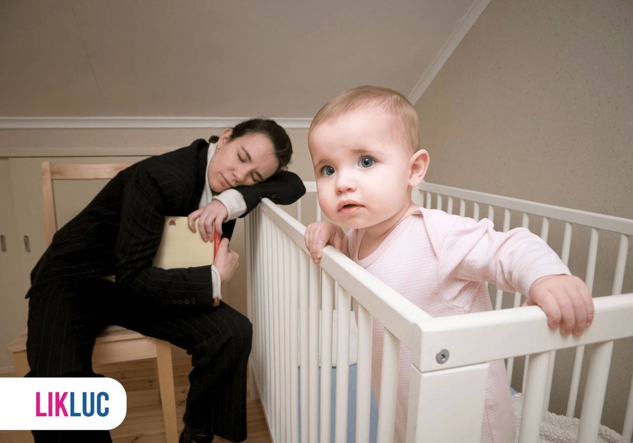 Mãe dormindo e bebê acordado
